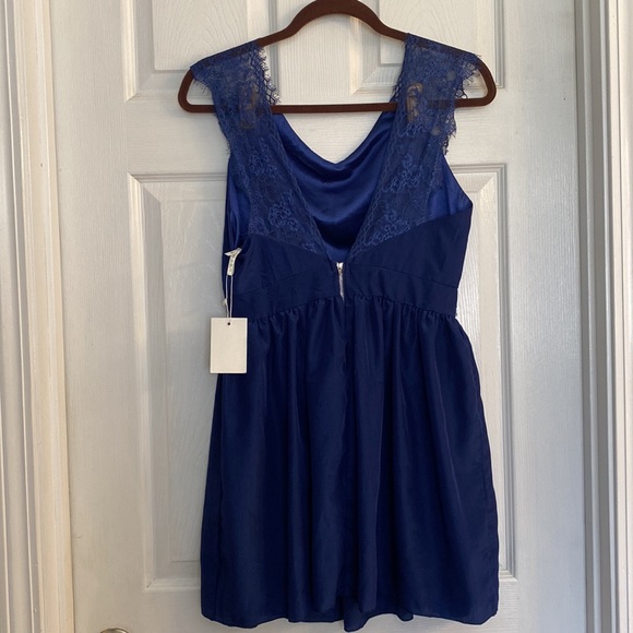 Women’s Design by Korea Blue Silk and Lace top size Medium - Picture 7 of 12